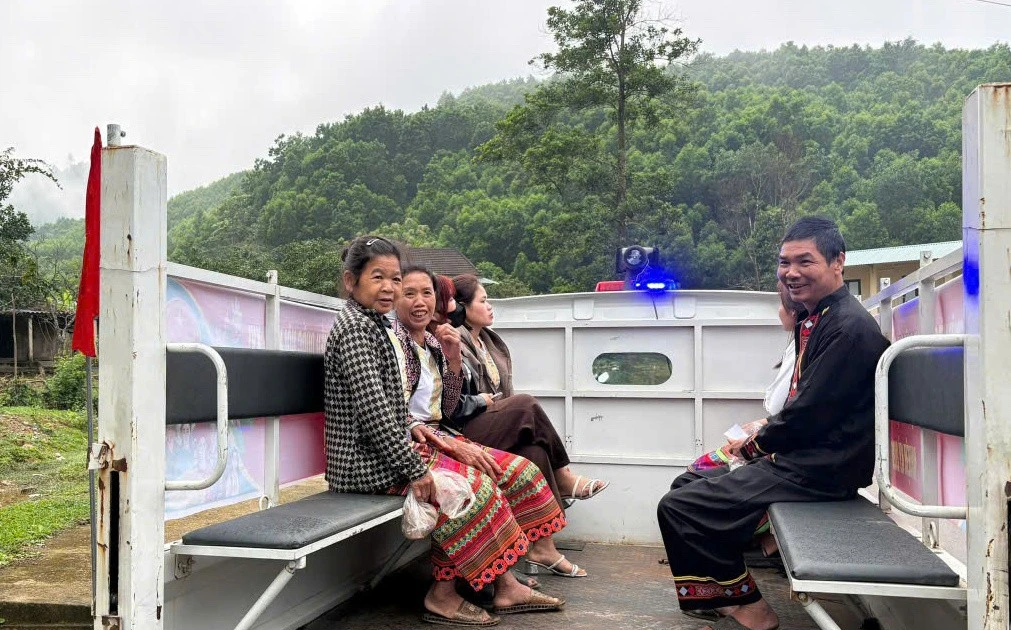 Đưa ô tô vào bản chở cử tri người Chứt đi bầu cử
