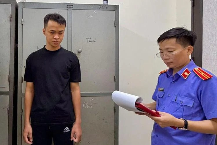 Giả danh công an để tống tiền cô gái bán dâm trong khách sạn