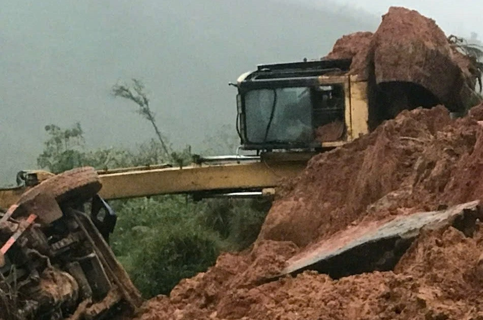 Đất, đá từ trên núi đổ tràn xuống đường, máy xúc và xe tải lật ngang