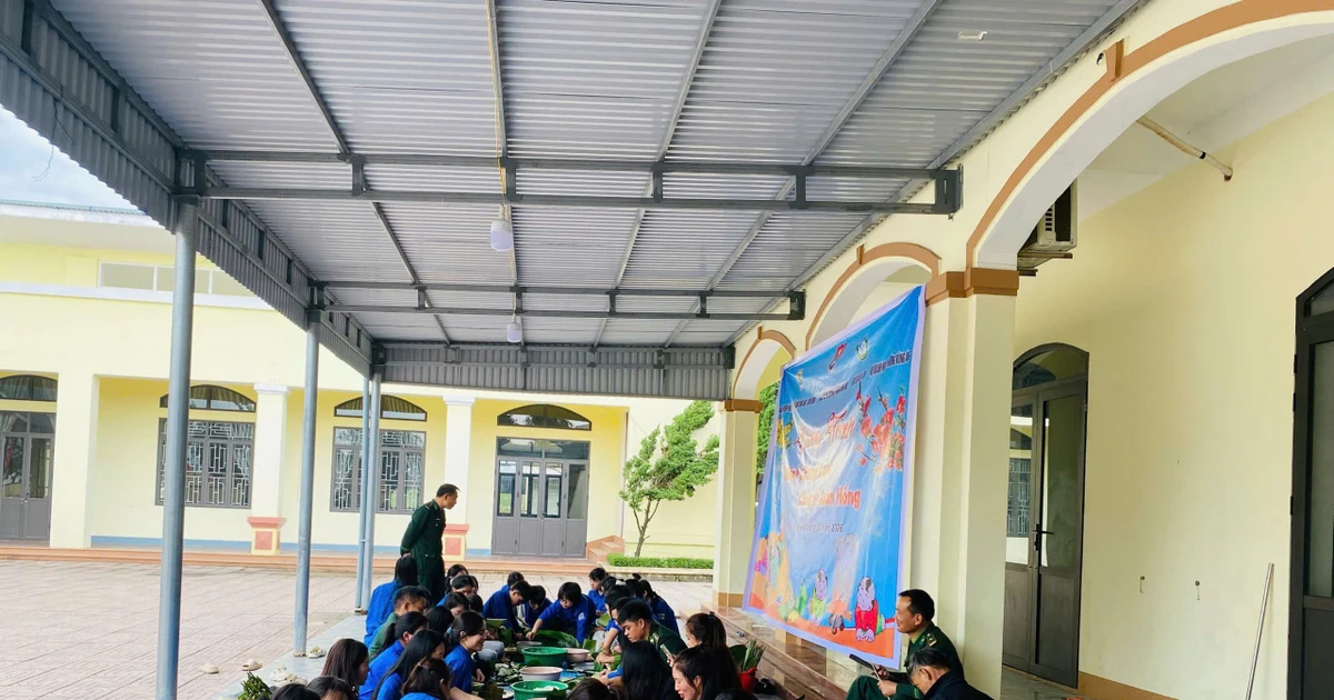 Thanh niên Hà Tĩnh gói bánh chưng, sẻ chia yêu thương