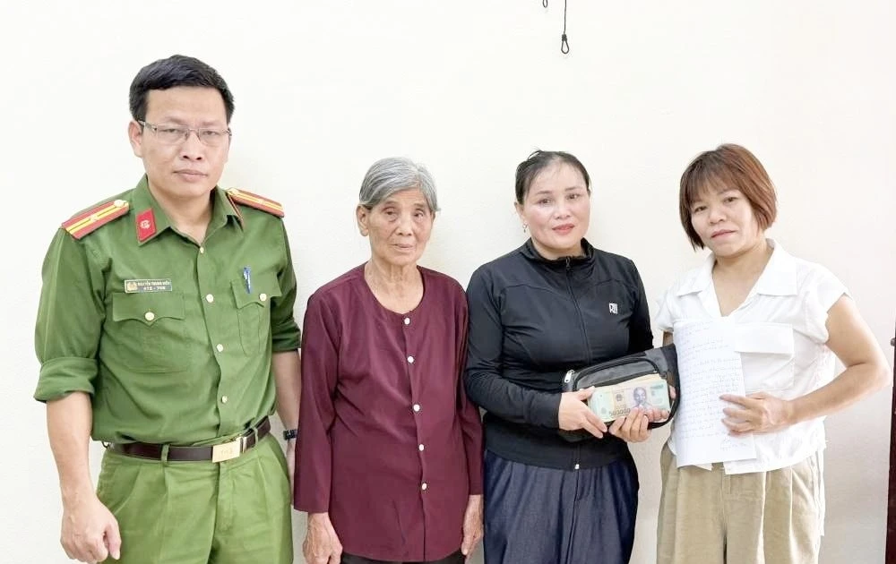Nhặt được tiền, hai mẹ con đến công an trình báo