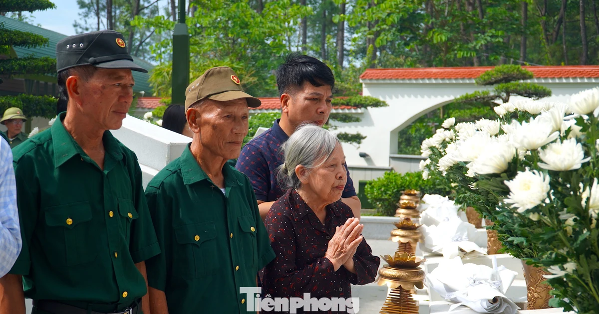 Dòng người đổ về 'tọa độ lửa' Ngã ba Đồng Lộc