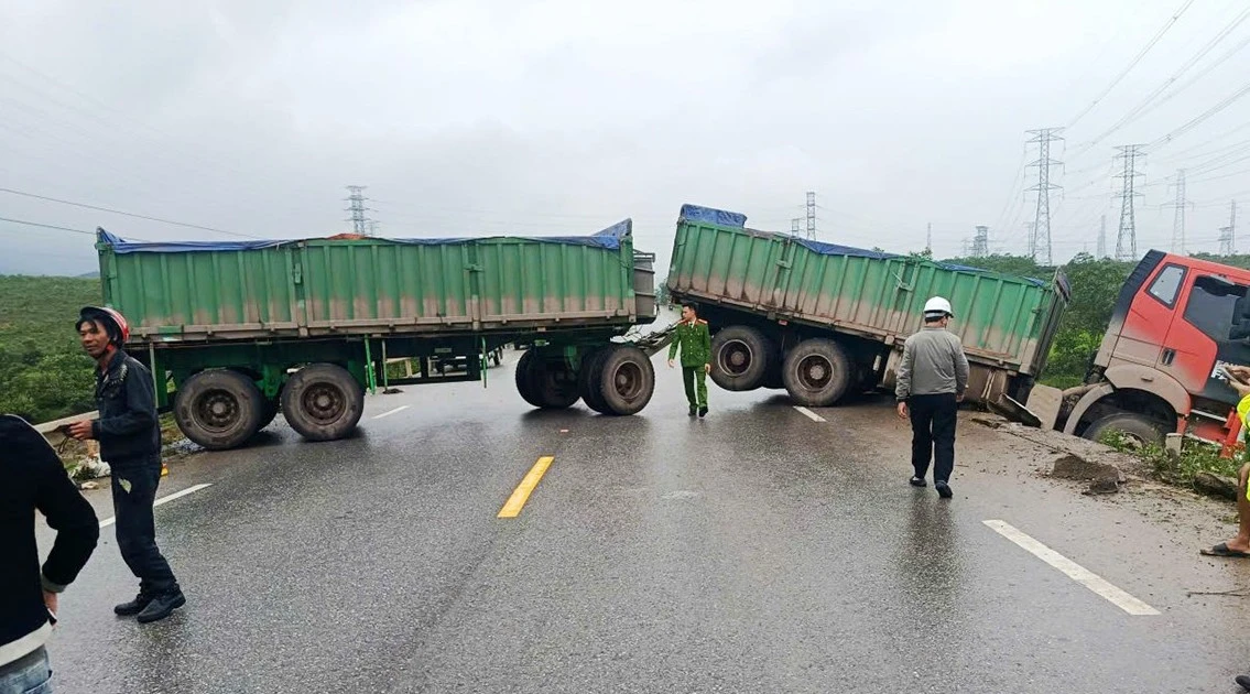 Va chạm với xe đầu kéo, hai người phụ nữ đi xe máy tử vong