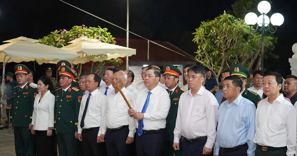 Phó Thủ tướng Thường trực Chính phủ dự lễ tri ân các liệt sĩ Đại đội Pháo binh 45 Hà Tĩnh