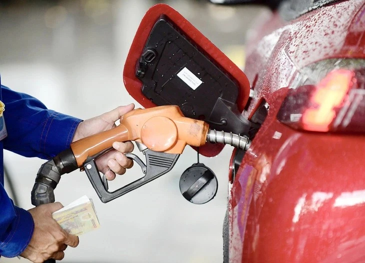 Xăng RON95 tăng hơn 5.100 đồng/lít, dầu hỏa tăng gần 9.000 đồng/lít