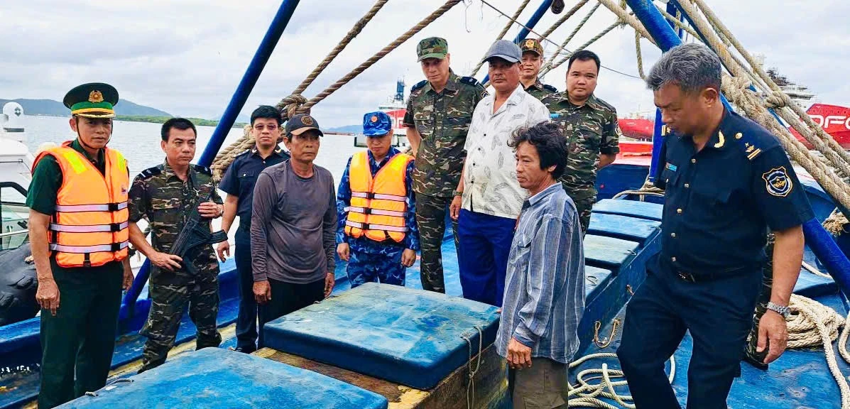 Tàu cá vận chuyển 30.000 lít dầu lậu trên biển TPHCM
