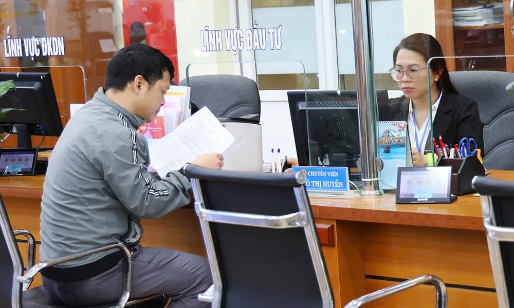 Thủ tục, 'giấy phép con' bủa vây: Doanh nghiệp hụt hơi