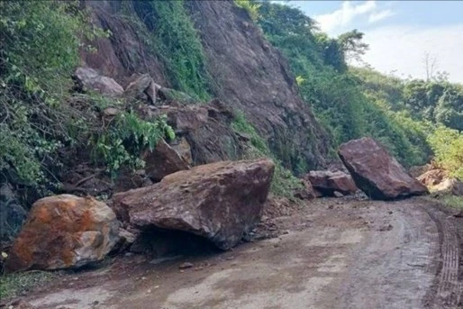 Nhiều khối đá nặng hàng tấn rơi xuống đường ở Sơn La, cấm phương tiện qua lại