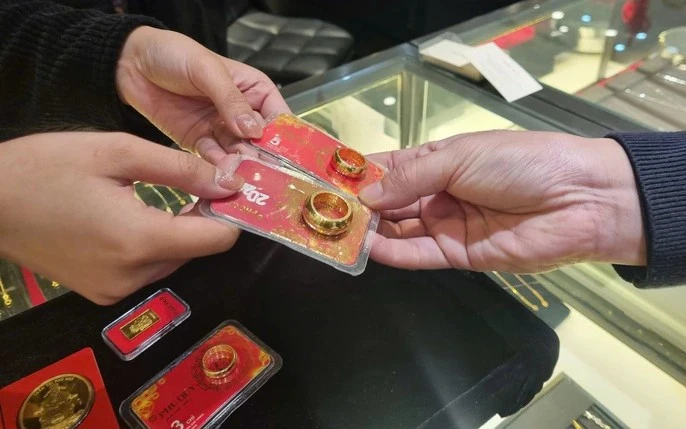 Giá vàng đột ngột tuột đỉnh