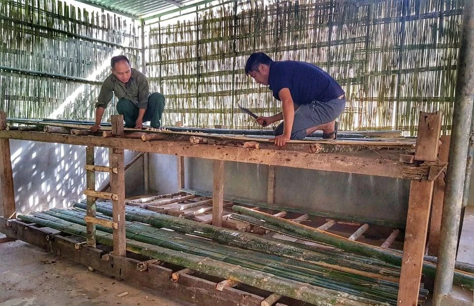 Giáo viên rẻo cao chẻ tre, đan nứa dựng phòng ở cho học sinh bán trú ...
