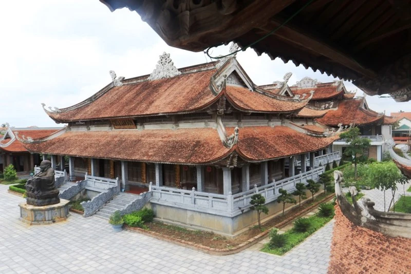 KIẾN TRÚC CHÙA LAM SƠN VỚI MÁI CONG HÌNH RỒNG BAY GIỮA LÀNG QUÊ YÊN Ả
