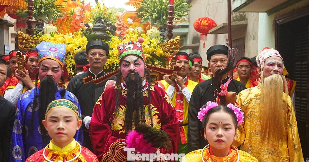 Dân làng Thổ Hà đổ ra đường xem rước Phúc - Lộc - Thọ