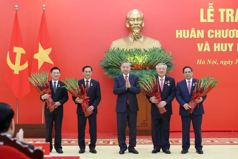 Tổng Bí thư trao Huân chương Quân công và Huy hiệu Đảng tặng các đồng chí lãnh đạo, nguyên lãnh đạo