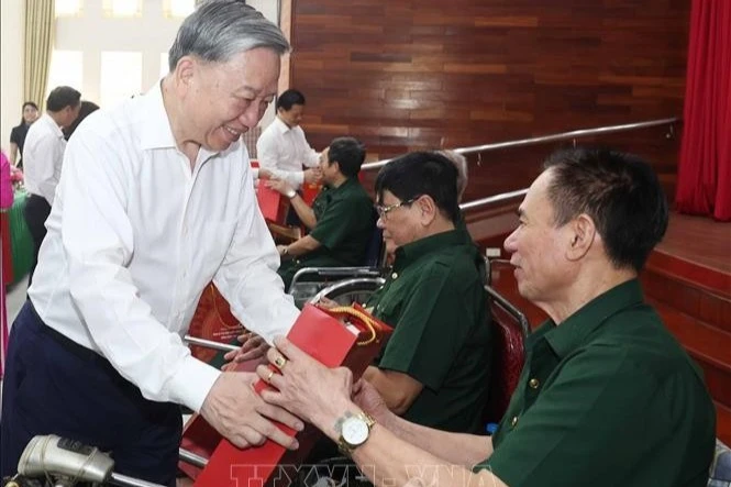 Tổng Bí thư, Chủ tịch nước ký quyết định tặng quà cho hơn 1,5 triệu người có công