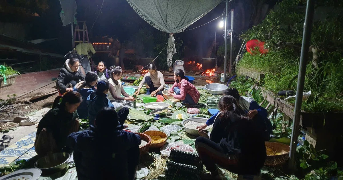 Ấm tình Hà Nội: Thức đêm gói bánh chưng ủng hộ đồng bào miền Trung, Tây Nguyên