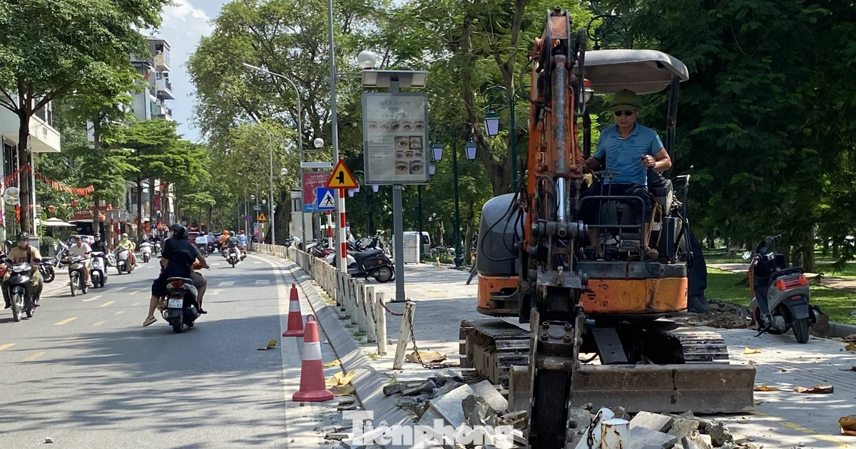 Vỉa hè lát đá trên tuyến đường trăm tỷ ở Hà Nội bị đục phá