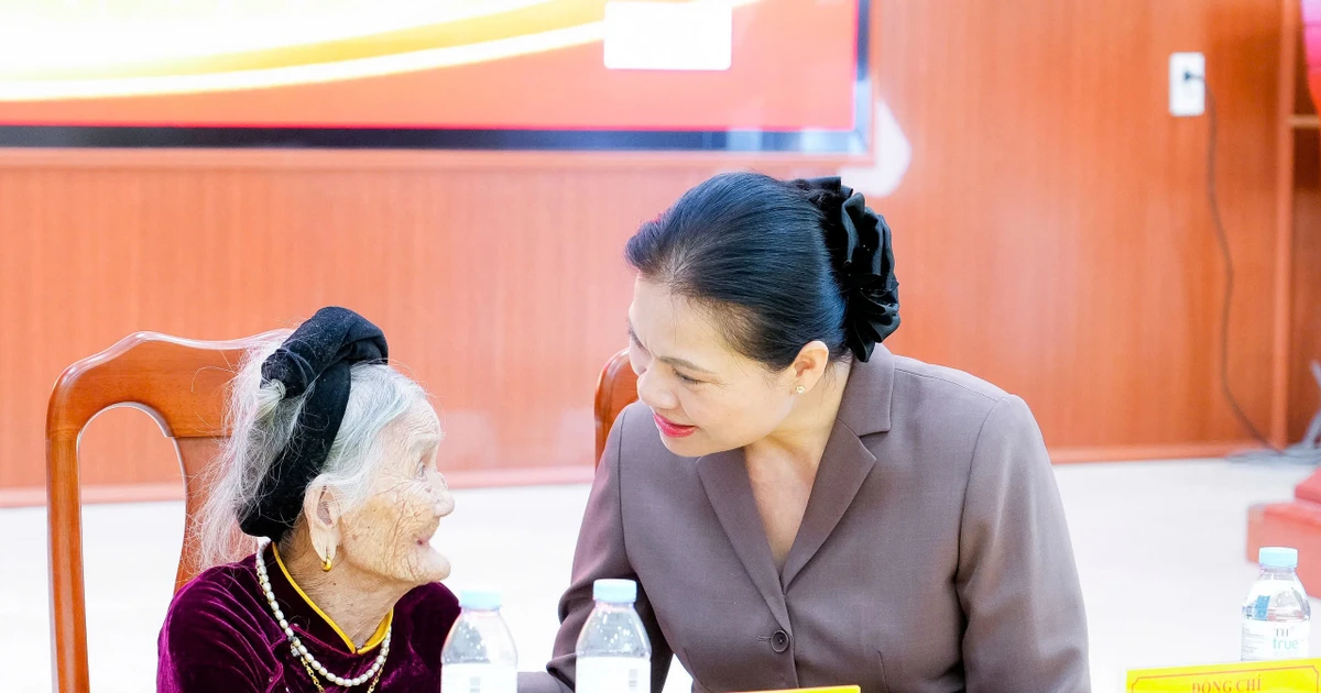 Trao tặng 60 căn nhà cho Mẹ Việt Nam anh hùng và thương binh nặng ở Nghệ An