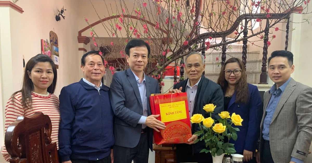 Lãnh đạo phường Tây Hồ thăm, tặng quà cơ sở tôn giáo, người có công dịp Tết Bính Ngọ 2026