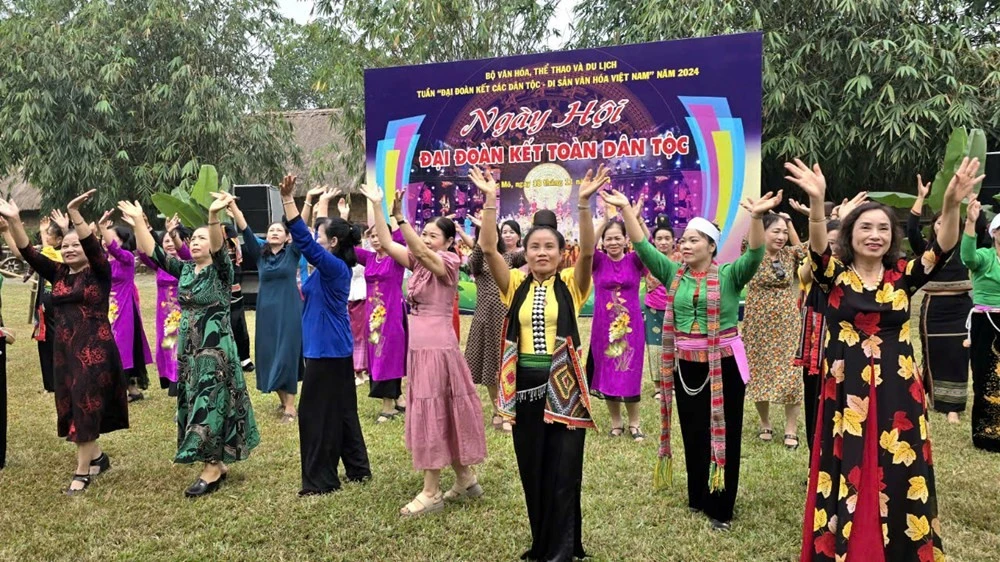 Phấn đấu 100% xã, phường thiết lập trang mạng xã hội để tương tác trực tiếp với người dân
