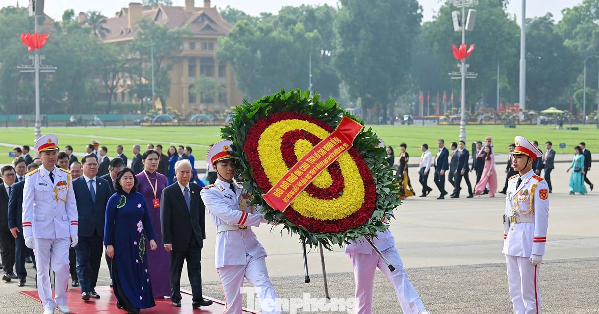Đại biểu dự Đại hội MTTQ lần thứ XI vào Lăng viếng Chủ tịch Hồ Chí Minh