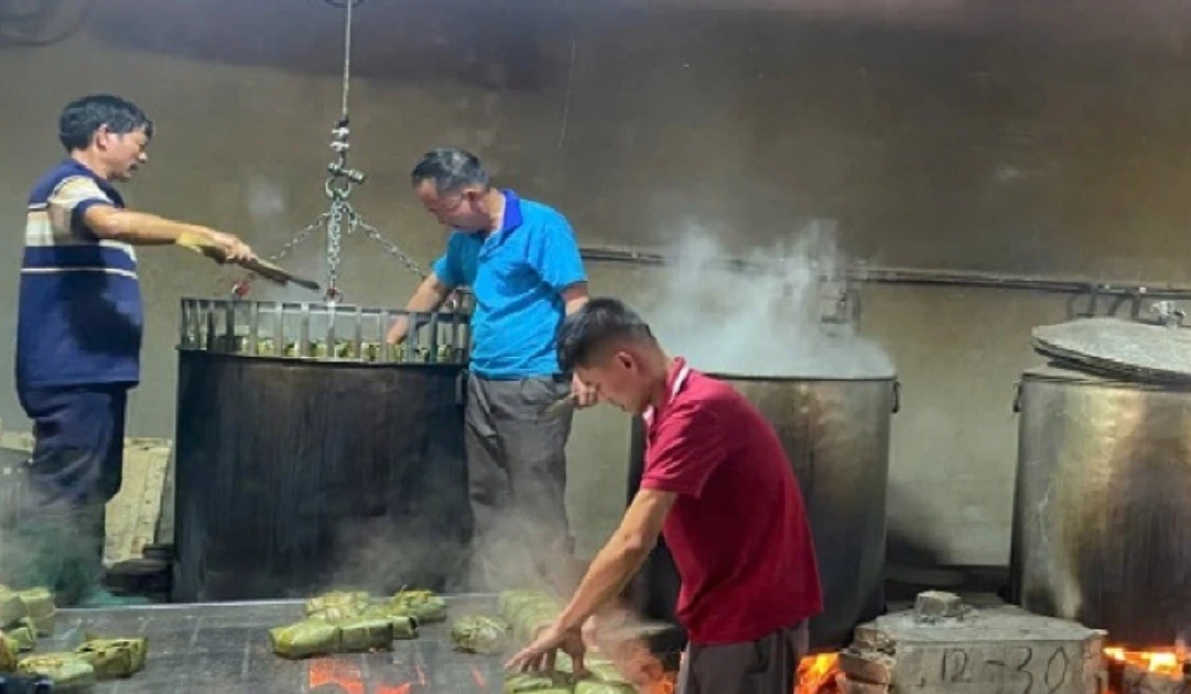 Làng nghề bánh chưng đỏ lửa suốt ngày đêm