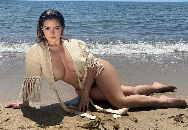 Demi Rose ngực trần, diện quần bé xíu như sợi dây, nóng bỏng gây 'sát  thương' | Báo điện tử Tiền Phong