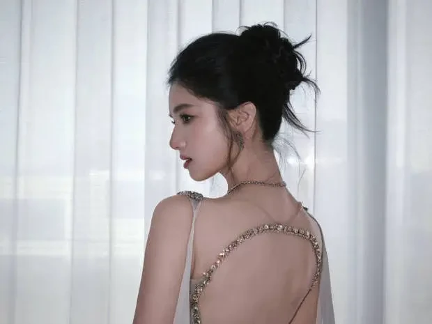 Chiếc váy hở lưng của Trương Tịnh Nghi khiến cư dân mạng trầm trồ không ngớt