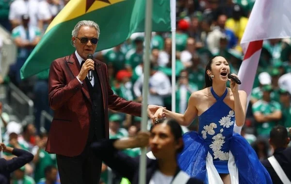 Khi 'Benny Blanco của K-pop' đứng trên sân cỏ 'World Cup'