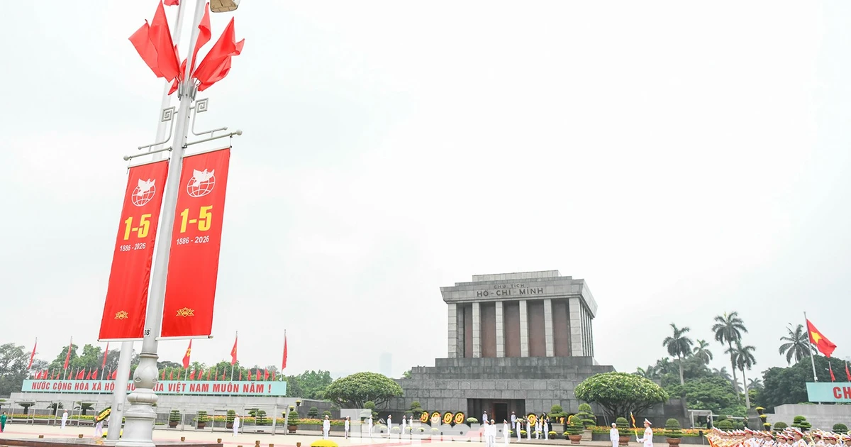 Phố phường Hà Nội rực sắc đỏ, không khí lễ 30/4 lan tỏa khắp Thủ đô