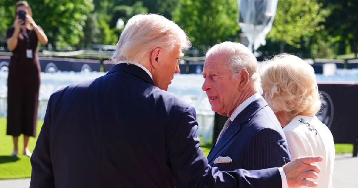 Ông Trump phá vỡ nghi thức hoàng gia Anh