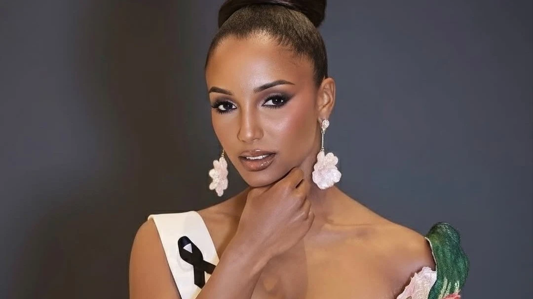 Thí sinh hoa hậu bị ngã xuống hố sân khấu vẫn nguy kịch