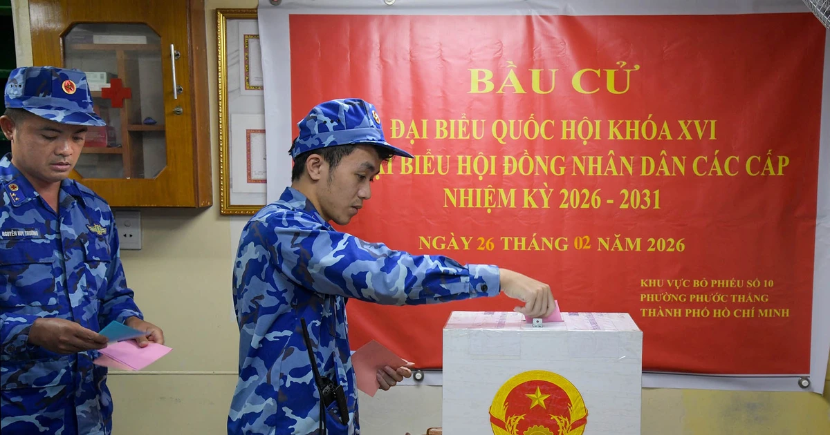 Buổi bầu cử đặc biệt trong đêm giữa trùng khơi sóng gió