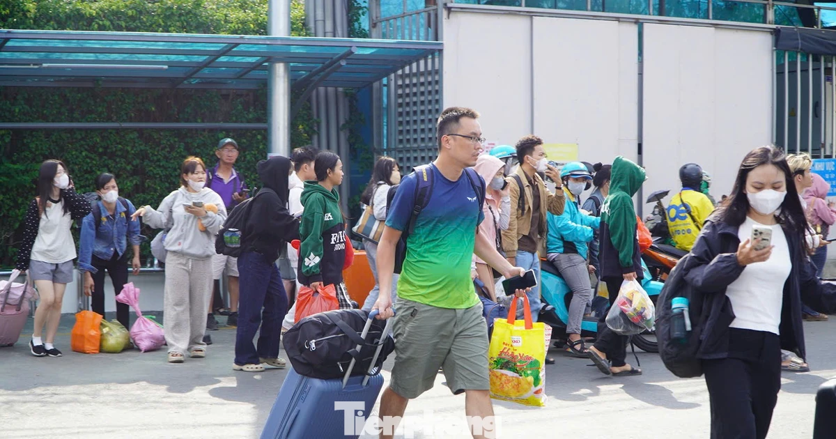 TPHCM tăng cường vận tải dịp lễ, sân bay đón hơn 130.000 khách/ngày