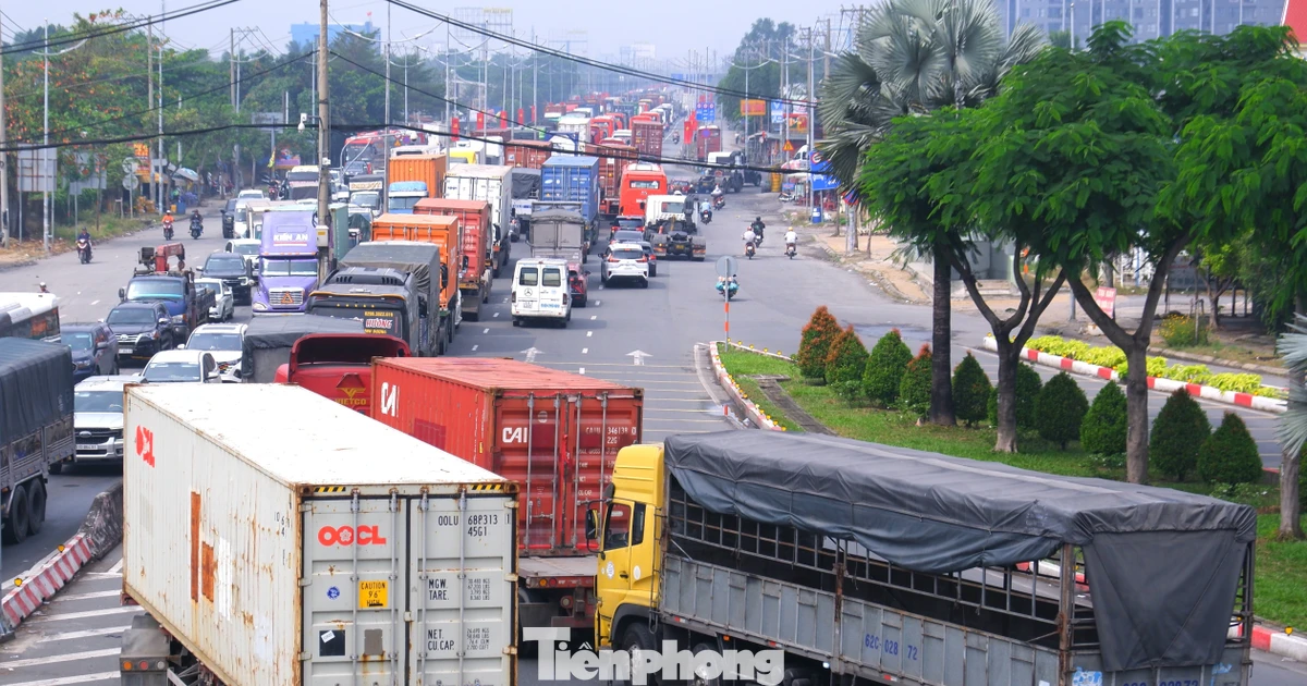 Đường từ TPHCM về các tỉnh miền Tây ùn tắc từ sáng đến trưa 25 tháng Chạp