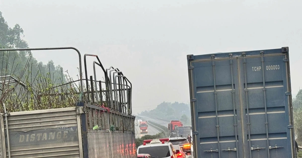 Lật xe đầu kéo trên cao tốc Nội Bài – Lào Cai, giao thông ùn tắc cục bộ