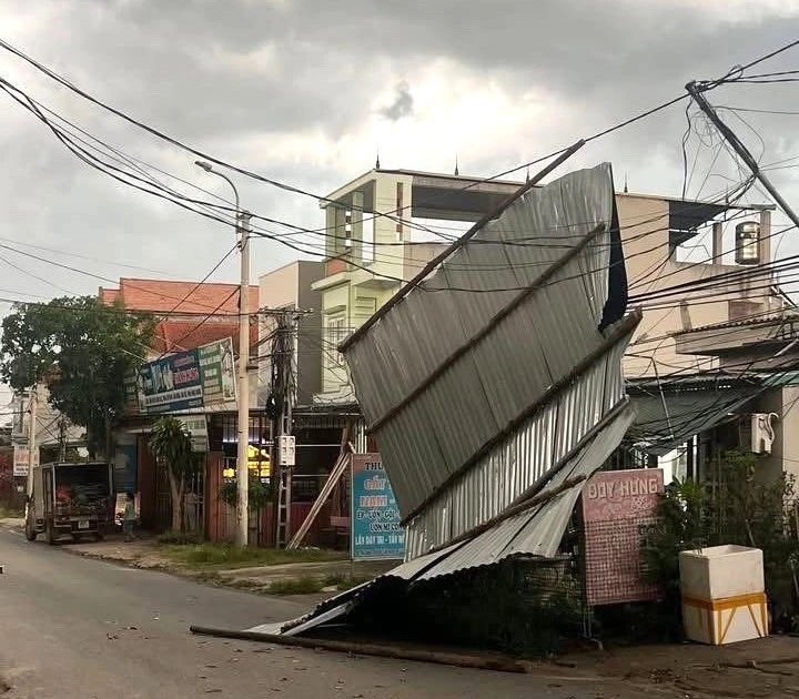 Mưa giông, gió mạnh làm tốc mái nhà dân, thổi bay biển quảng cáo ở Phú Thọ