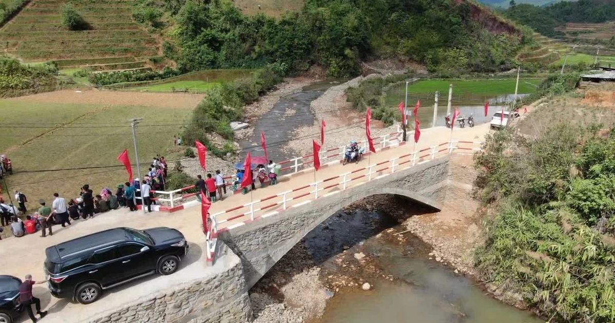 Video khánh thành cầu thiện nguyện tải trọng hơn 10 tấn vào bản nghèo ở Lào Cai