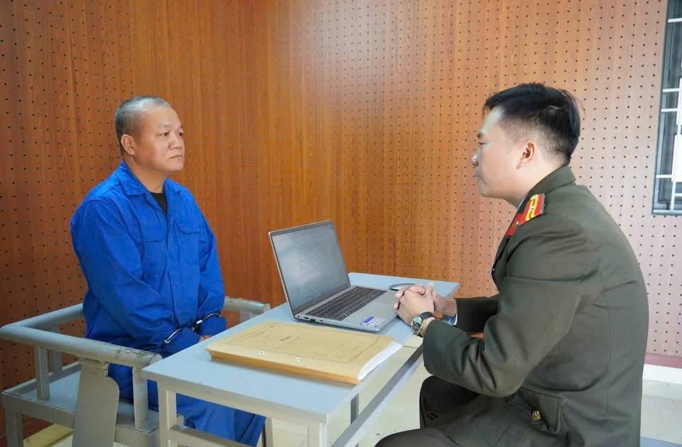 Bắt đối tượng bán hàng chục giấy phép lái xe mô tô giả cho người không biết chữ