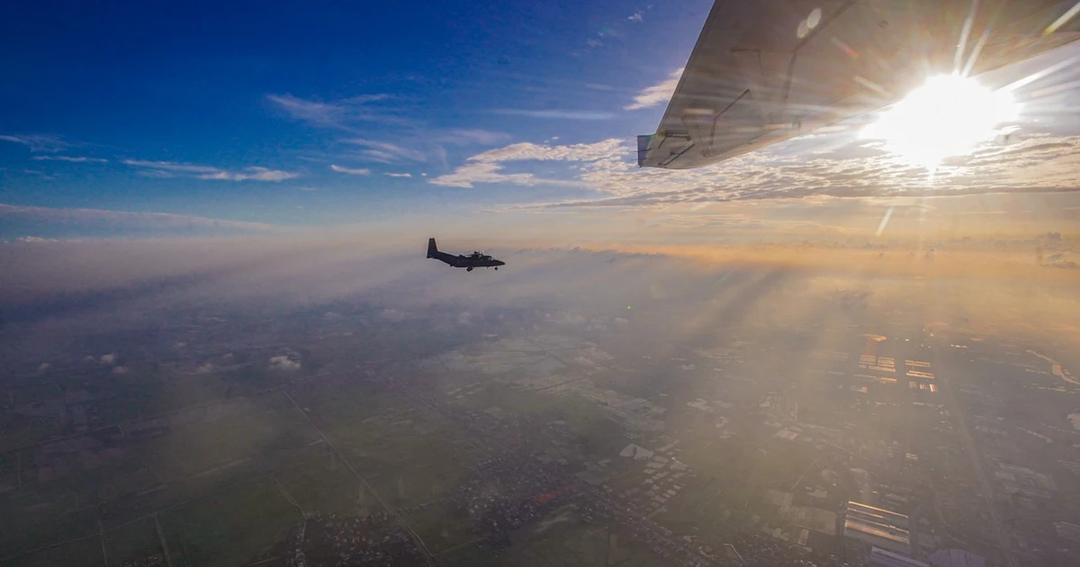 Bình minh Hà Nội đẹp huyền ảo nhìn từ máy bay quân sự