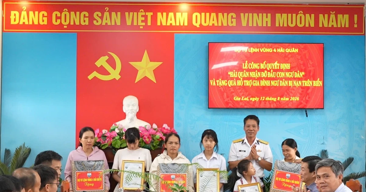 Vùng 4 Hải quân nhận đỡ đầu con 3 ngư dân bị nạn trên biển