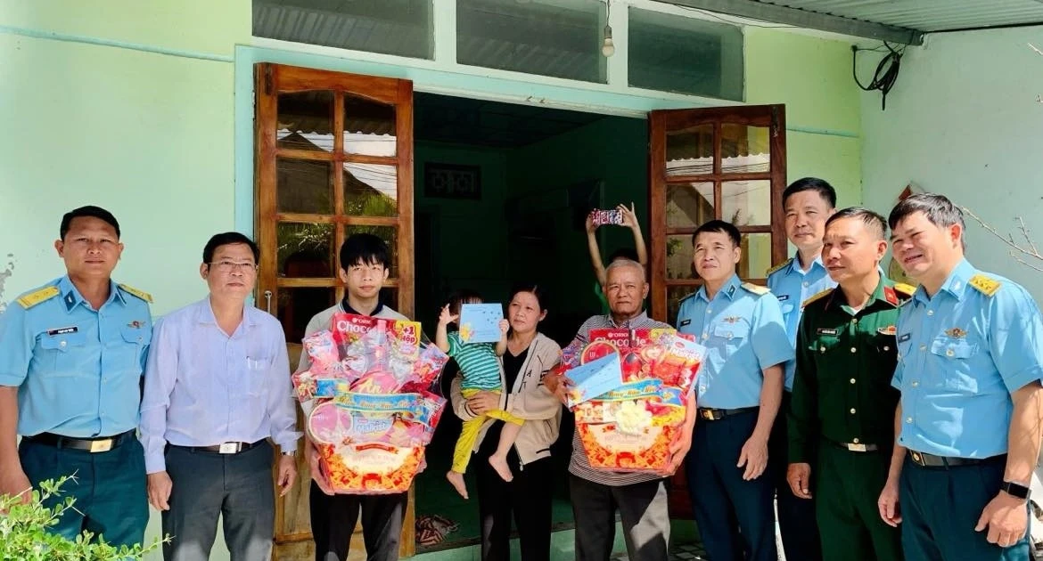 Khen thưởng người dân hỗ trợ phi công trong vụ tai nạn máy bay quân sự ở Đắk Lắk