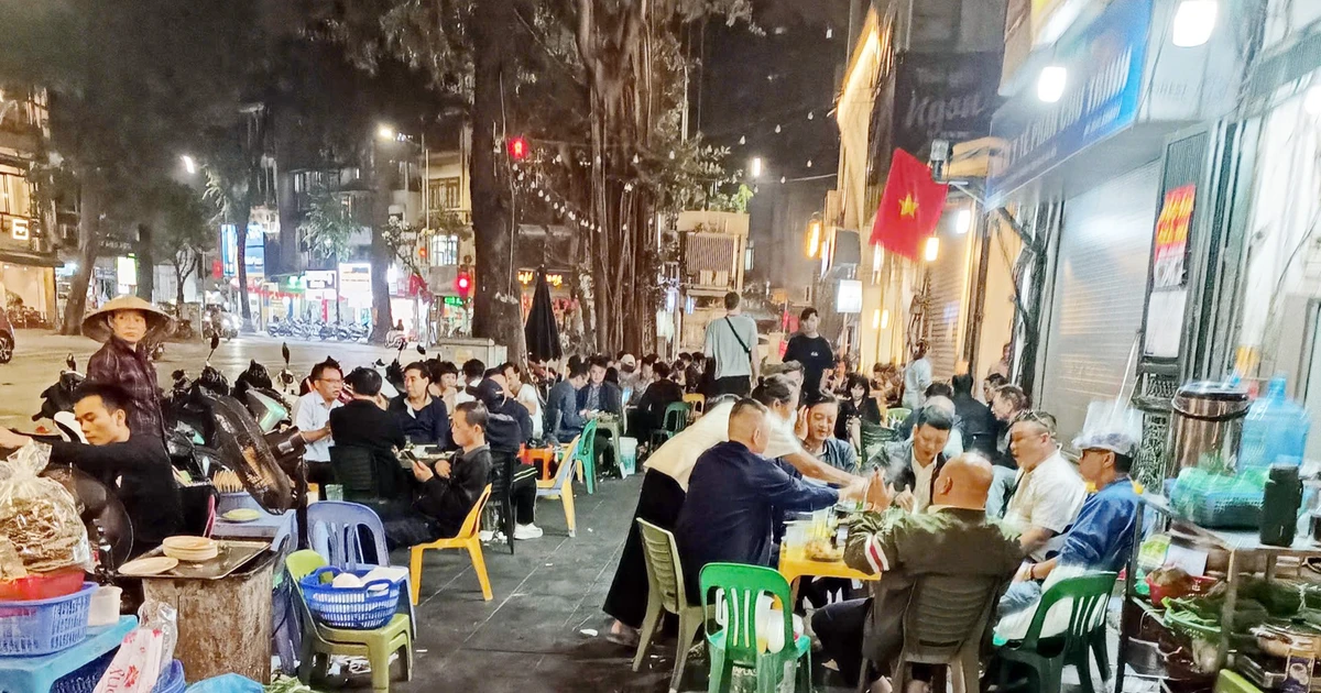 Vỉa hè Hà Nội: Ngày thông thoáng, đêm thành 'phố nhậu'