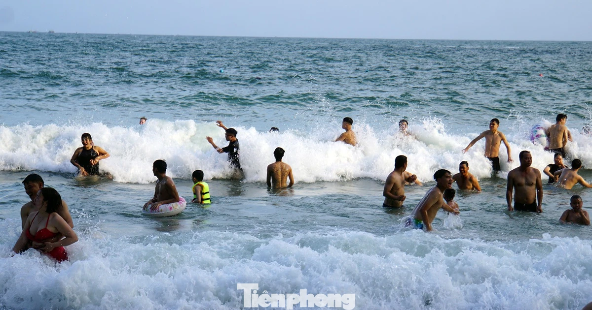 Du khách thỏa thích nhảy sóng biển Cát Bà