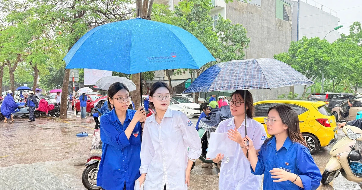 Thanh niên đất Cảng đội mưa tiếp sức sĩ tử