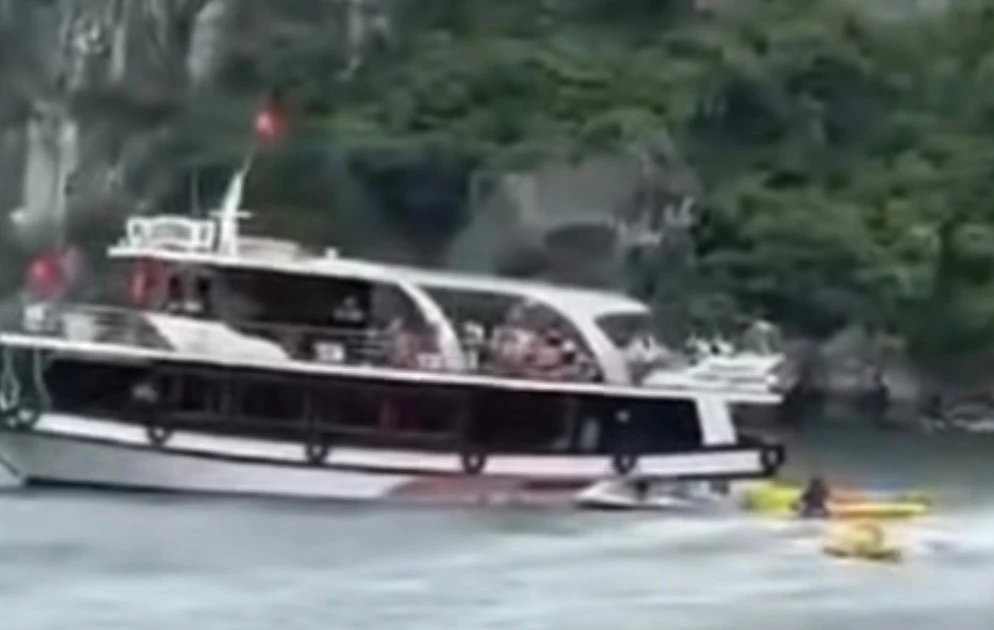 CLIP: Tàu du lịch chìm trên vịnh Lan Hà, một phụ nữ tử vong