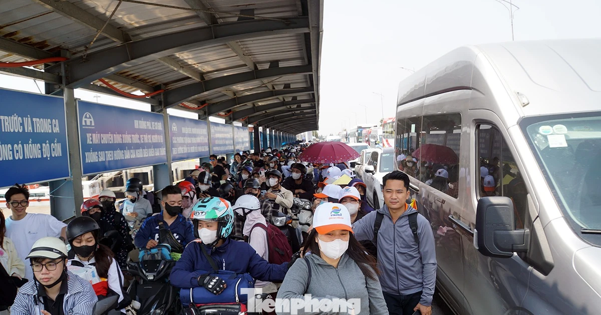 Nườm nượp khách du lịch đảo Cát Bà