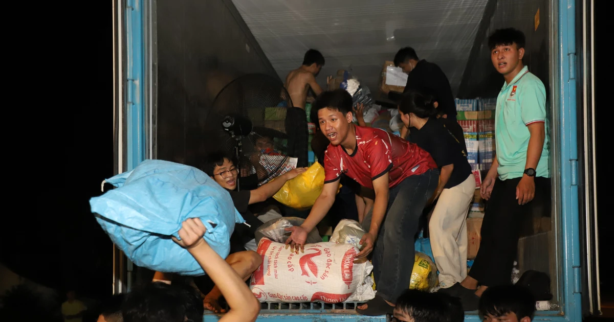 Bạn trẻ TPHCM miệt mài phân loại, chuyển hàng gửi đến người dân vùng lũ