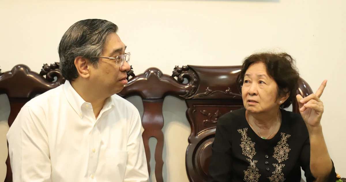 Lãnh đạo Thành ủy TPHCM thăm, tri ân cố kiến trúc sư Huỳnh Tấn Phát, cố bác sĩ Phùng Văn Cung