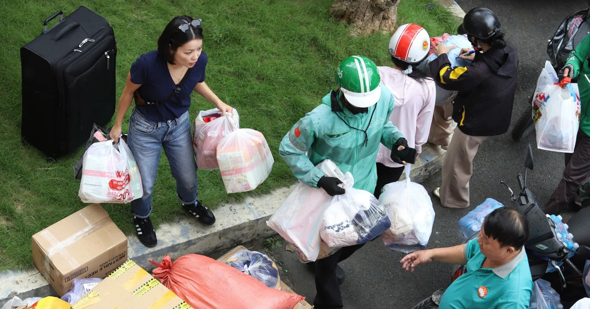 Người dân TPHCM xuyên đêm mang hàng đến Mặt trận san sẻ với đồng bào vùng lũ