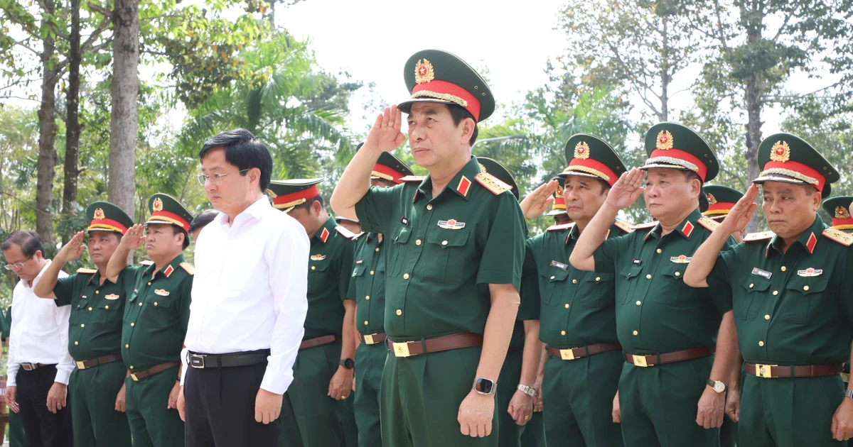 Đại tướng Phan Văn Giang dâng hương tưởng niệm Chủ tịch Hồ Chí Minh và Anh hùng liệt sĩ Sư đoàn 5